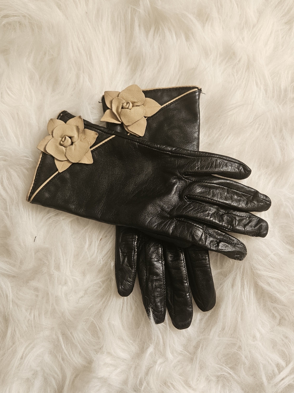 Source Unknown Black Leather Women's Gloves with Tan Flower Detail